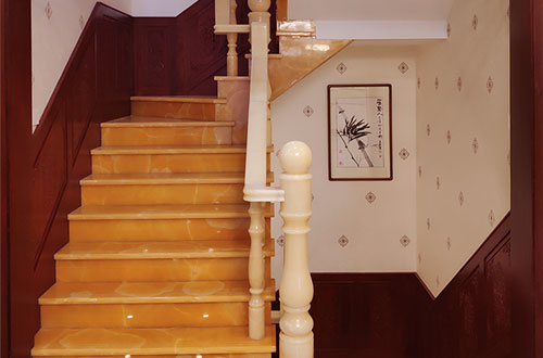 万安中式别墅室内汉白玉石楼梯的定制安装装饰效果
